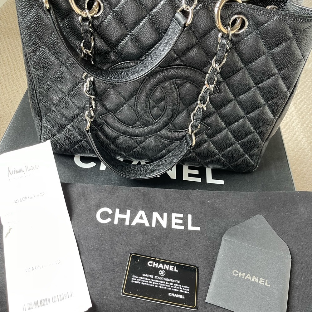 Chanel Caviar quilted grand shopping